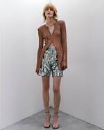 カナコ サカイ“ドレープ織りなす”スカーフ付きジャケットやレース×サテンのオーバーサイズシャツなど｜写真5