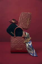 ミュシャ財団公式ブランドから“ハート型キルト”のバレンタイン限定バッグ、薔薇描いたヘアアクセも｜写真14