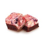 ひと口サイズのブラックサンダーに“ベリー尽くし”の新作、苺チップ＆ドライクランベリーを使用｜写真3