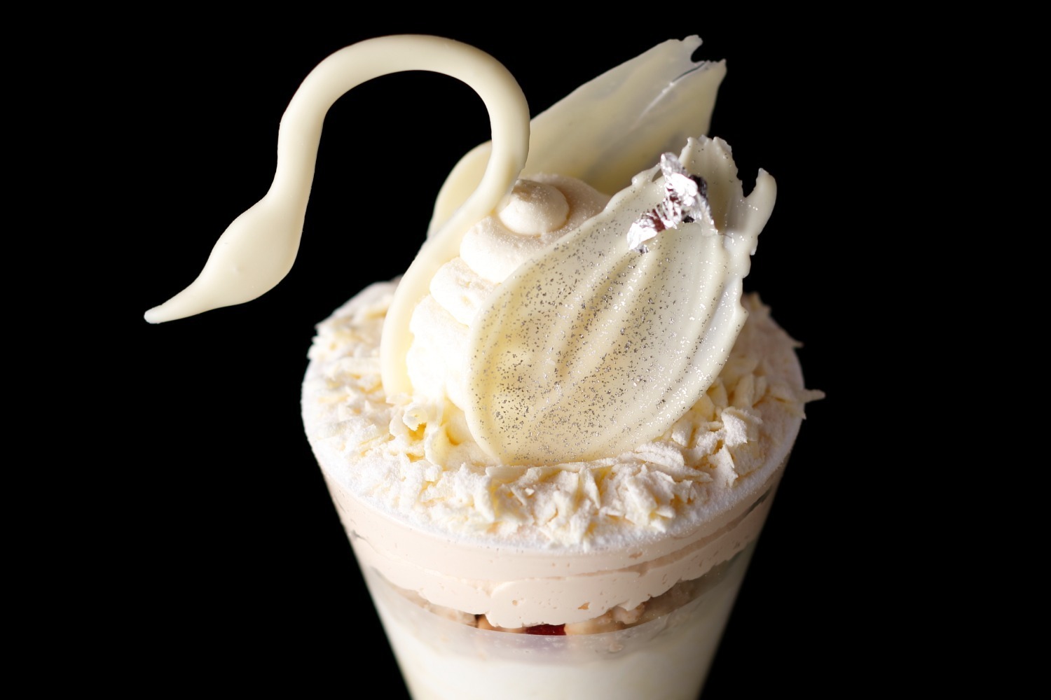 ストロベリーパフェ｜資生堂パーラー2025年バレンタイン“白鳥”モチーフの純白パフェや濃厚チョコ×ベリーパフェ