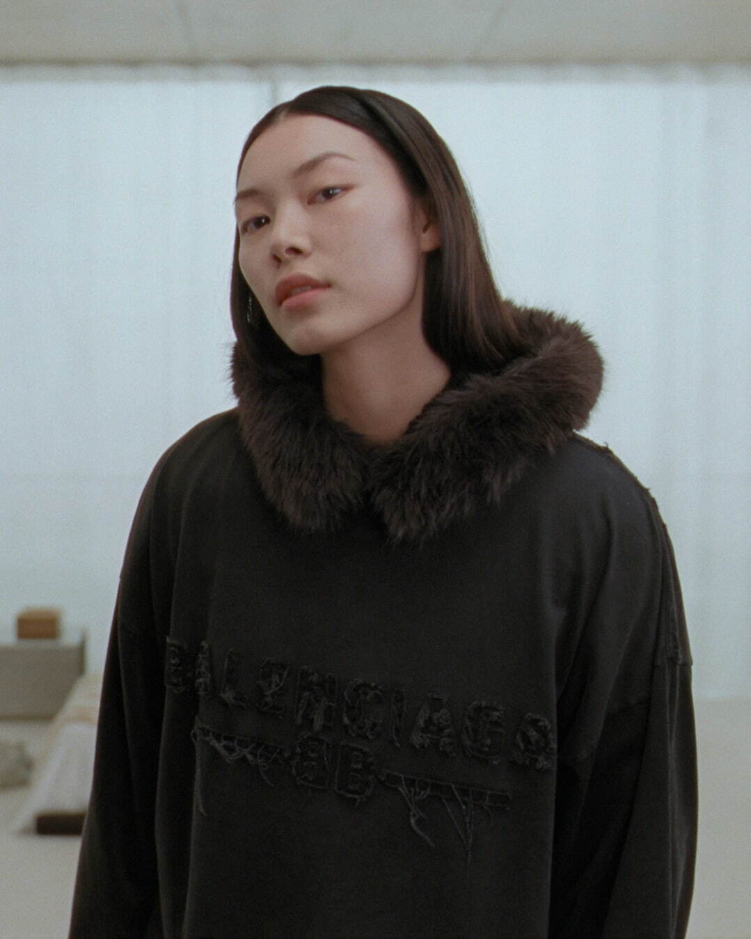 25SS BALENCIAGA NEW YEAR SERIES 25 ロゴ フーディ クロップド ホワイト の ウィメンズ Fashion Designer Pulled ジップアップ