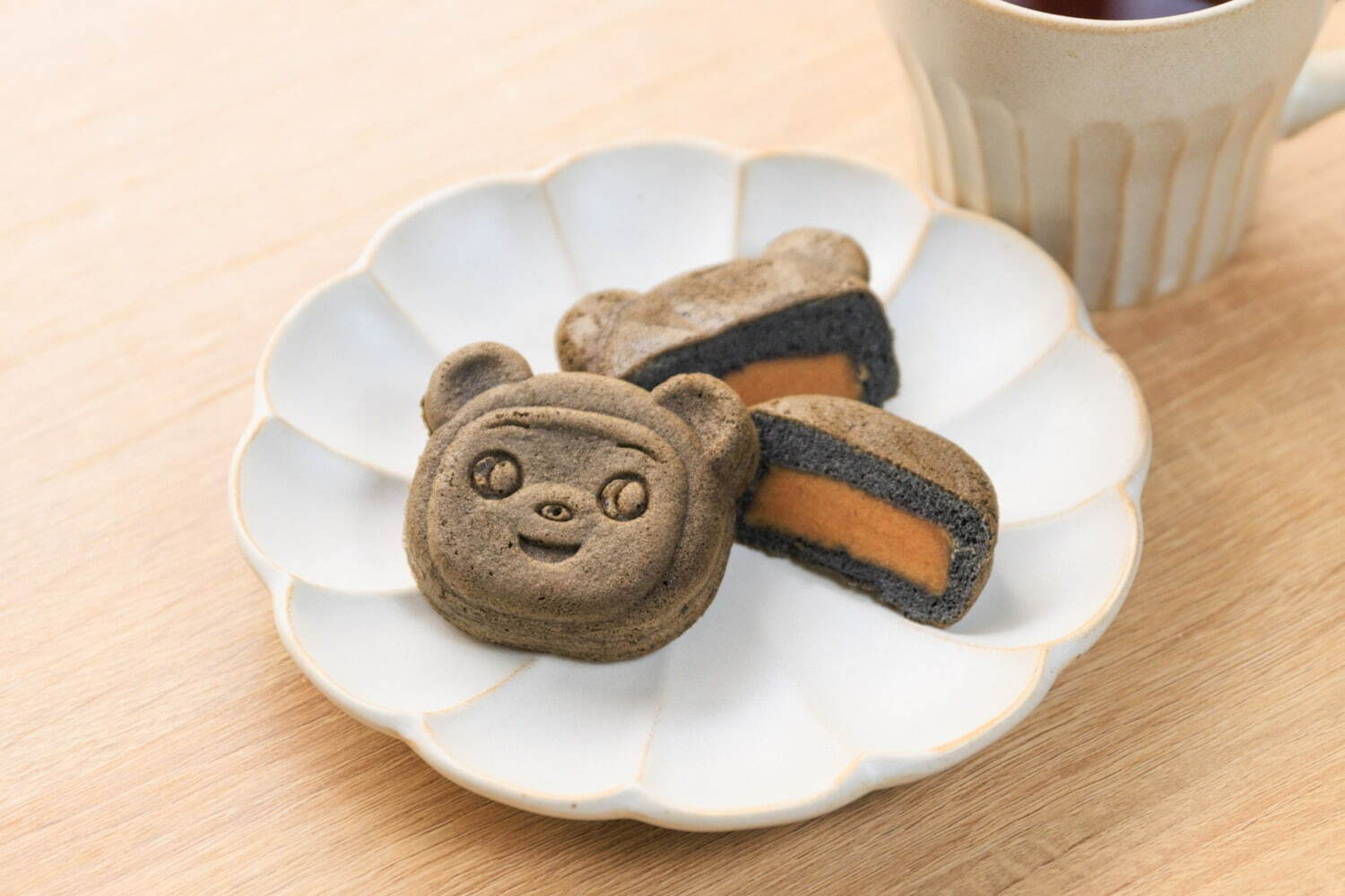 「黒いこぐま焼き」“きなこ黒みつ餡”のもちもち人形焼、文明堂 伊勢丹新宿で｜写真1