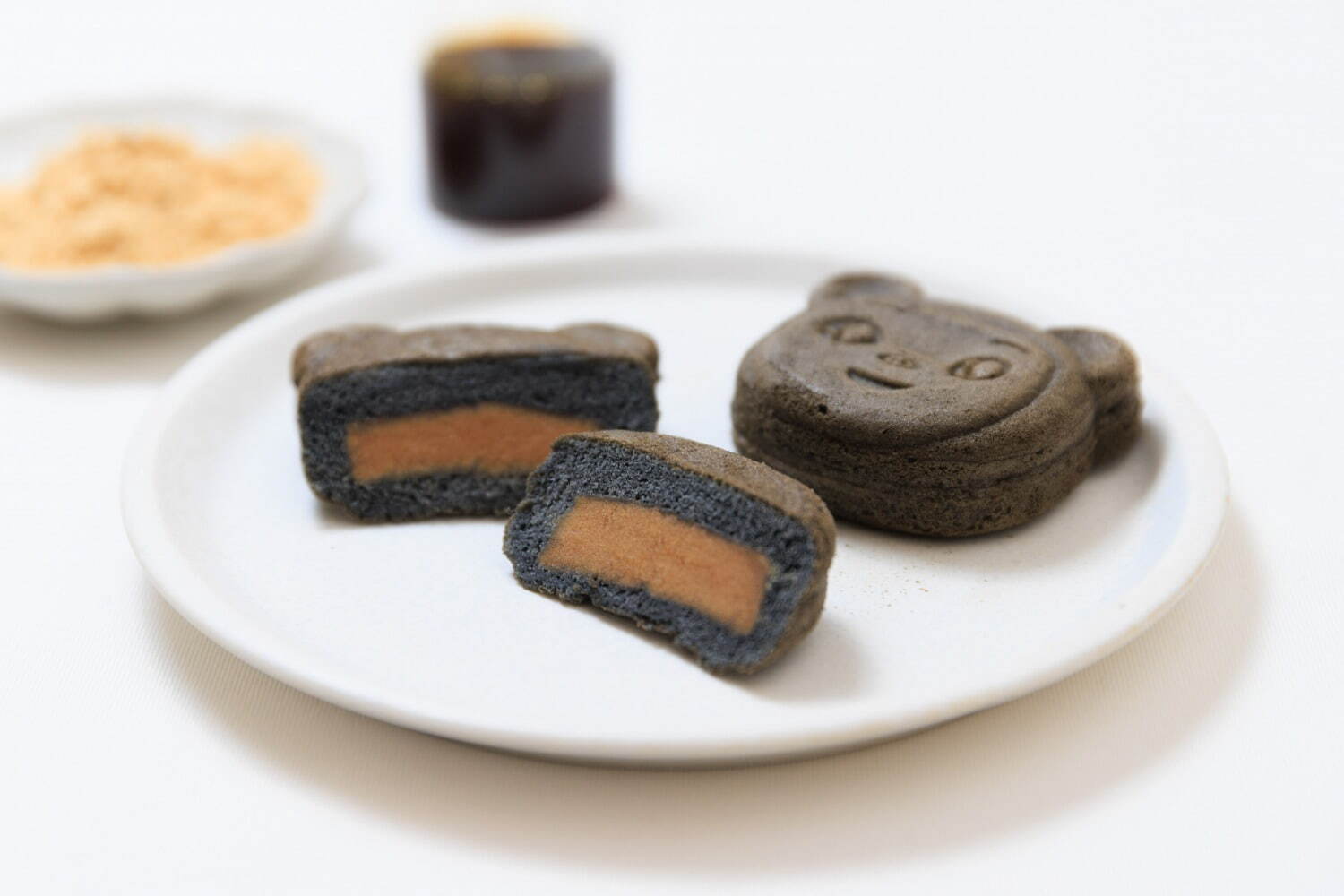 「黒いこぐま焼き」“きなこ黒みつ餡”のもちもち人形焼、文明堂 伊勢丹新宿で｜写真2