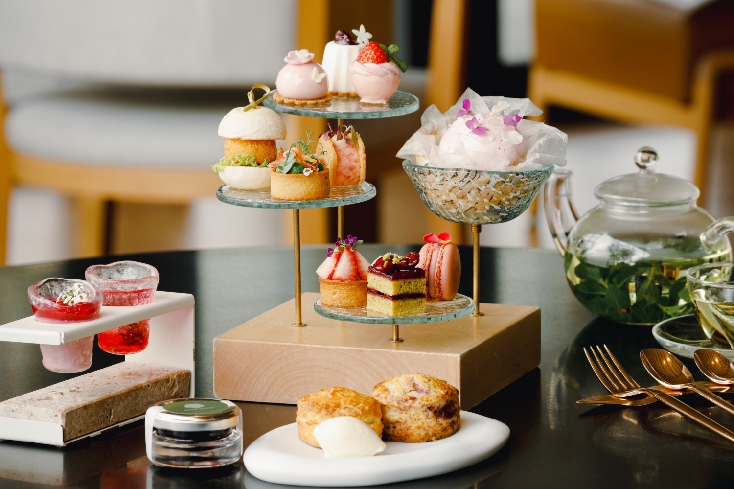 パルフェ｜ロク キョウト“苺×チェリー華やぐ”春アフタヌーンティー、桜餅風チェリーのババや苺タルトなど