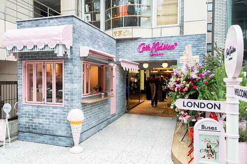 英国発「キャス キッドソン」再上陸後初の旗艦店が表参道に、リボン×小花柄の限定バッグやポーチも