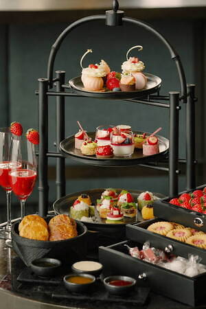 アマン東京の苺尽くしアフタヌーンティー、“まるで宝石”国産苺のジュエリーボックスやあまおうムース｜写真1