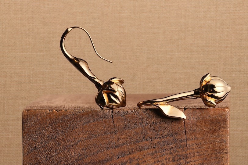 ロロ・ピアーナの25年春夏ジュエリー、亜麻の花やつぼみのピアス