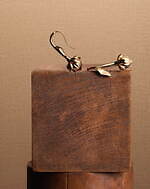 ロロ・ピアーナの25年春夏ジュエリー、亜麻の花やつぼみのピアス＆ビキューナきらめくペンダントなど｜写真2