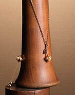 ロロ・ピアーナの25年春夏ジュエリー、亜麻の花やつぼみのピアス＆ビキューナきらめくペンダントなど｜写真1