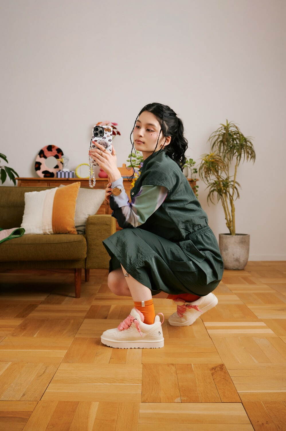 UGGの25年バレンタイン“指ハート刺繍”のスリッポン「タズ