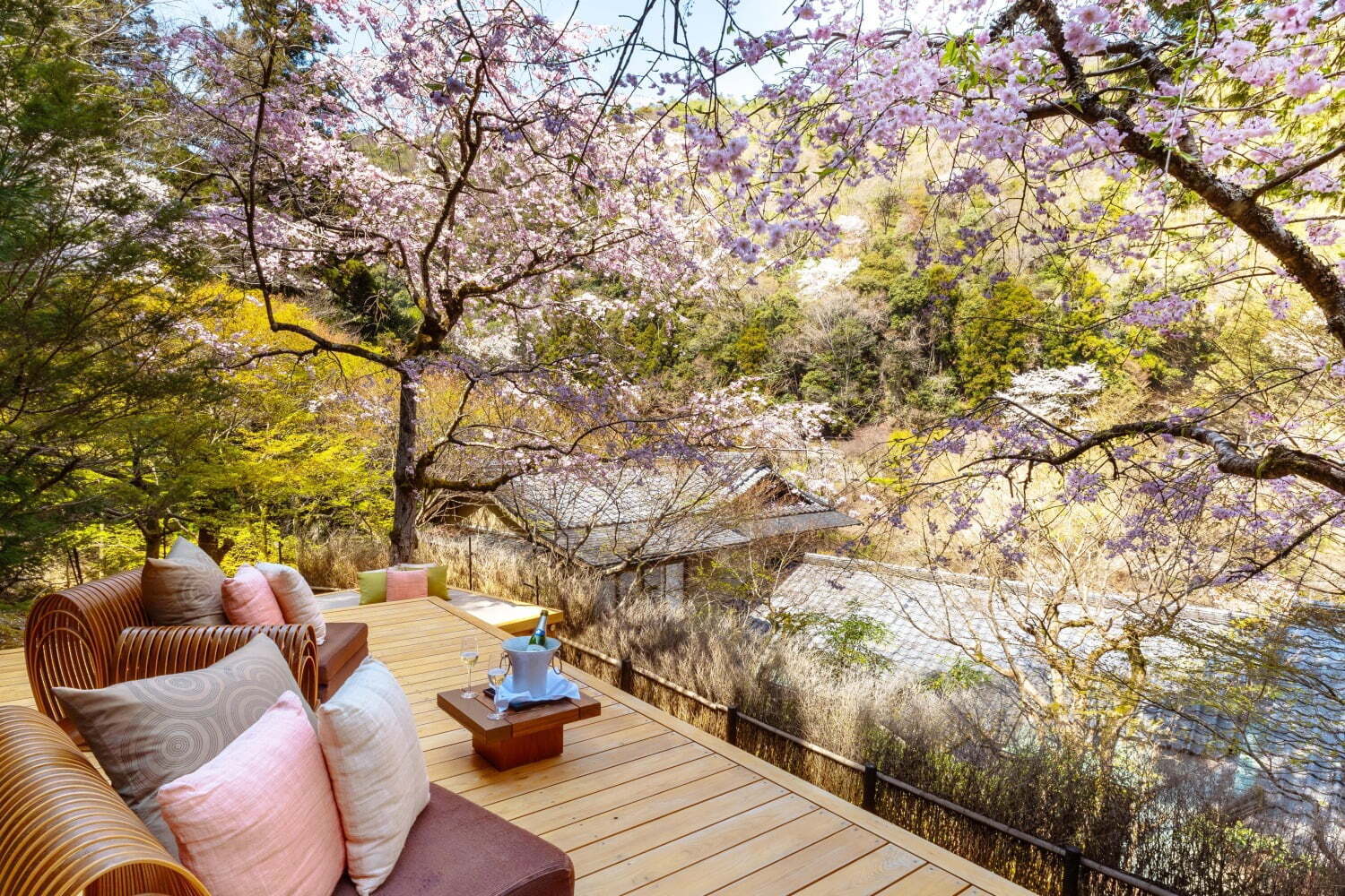 星のや京都“貸し切り花桜テラス”で嵐山のお花見滞在プラン、特別ディナー＆スイーツも