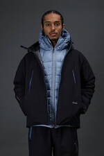 デサント オルテライン×ジョウンド、“くすみブルー”差し色の高耐水パーカ＆ロングコート｜写真48