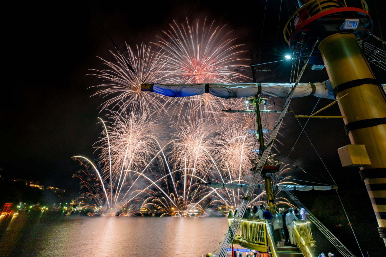 花火｜箱根で「冬景色花火クルーズ」花火2,000発を海賊船デッキから観賞、箱根神社の“節分祭”前夜に