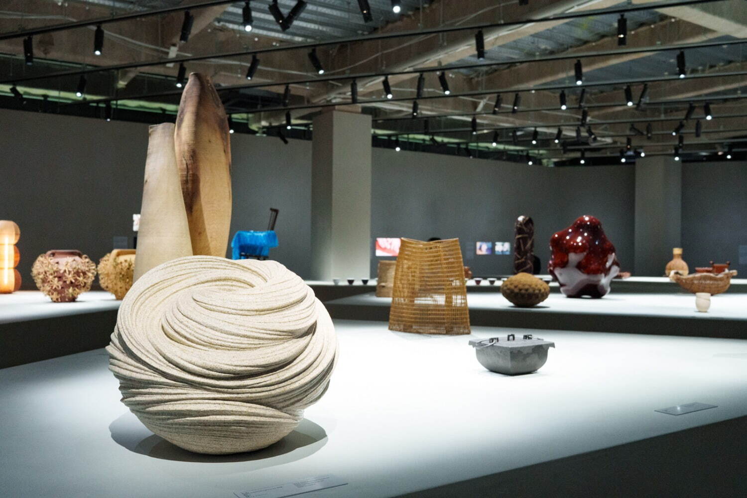 ロエベ初の大型展覧会「ロエベ クラフテッド・ワールド」展が