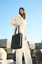 土屋鞄、“T字”が連なる立体加工×イタリアンレザーのトートやミニショルダーバッグ｜写真18