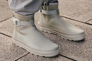 ムーンスター“作業用ゴム長靴”着想の「マルケ モディ」バックル仕様のラバーシューズ、くすみグレーで