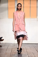 セドリック シャルリエ 2015年春夏コレクション - 切りっぱなしの美学と、彩りのモダニティ｜写真4