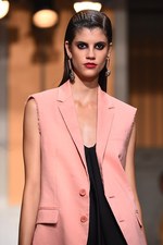 セドリック シャルリエ 2015年春夏コレクション - 切りっぱなしの美学と、彩りのモダニティ｜写真14