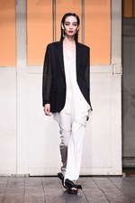 セドリック シャルリエ 2015年春夏コレクション - 切りっぱなしの美学と、彩りのモダニティ｜写真18