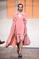 セドリック シャルリエ 2015年春夏コレクション - 切りっぱなしの美学と、彩りのモダニティ｜写真19