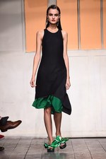 セドリック シャルリエ 2015年春夏コレクション - 切りっぱなしの美学と、彩りのモダニティ｜写真24