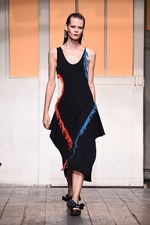 セドリック シャルリエ 2015年春夏コレクション - 切りっぱなしの美学と、彩りのモダニティ｜写真32