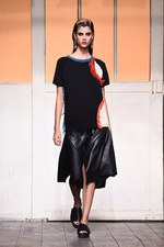 セドリック シャルリエ 2015年春夏コレクション - 切りっぱなしの美学と、彩りのモダニティ｜写真34