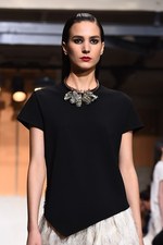 セドリック シャルリエ 2015年春夏コレクション - 切りっぱなしの美学と、彩りのモダニティ｜写真38