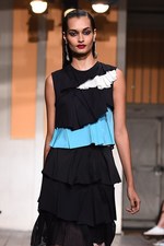 セドリック シャルリエ 2015年春夏コレクション - 切りっぱなしの美学と、彩りのモダニティ｜写真48