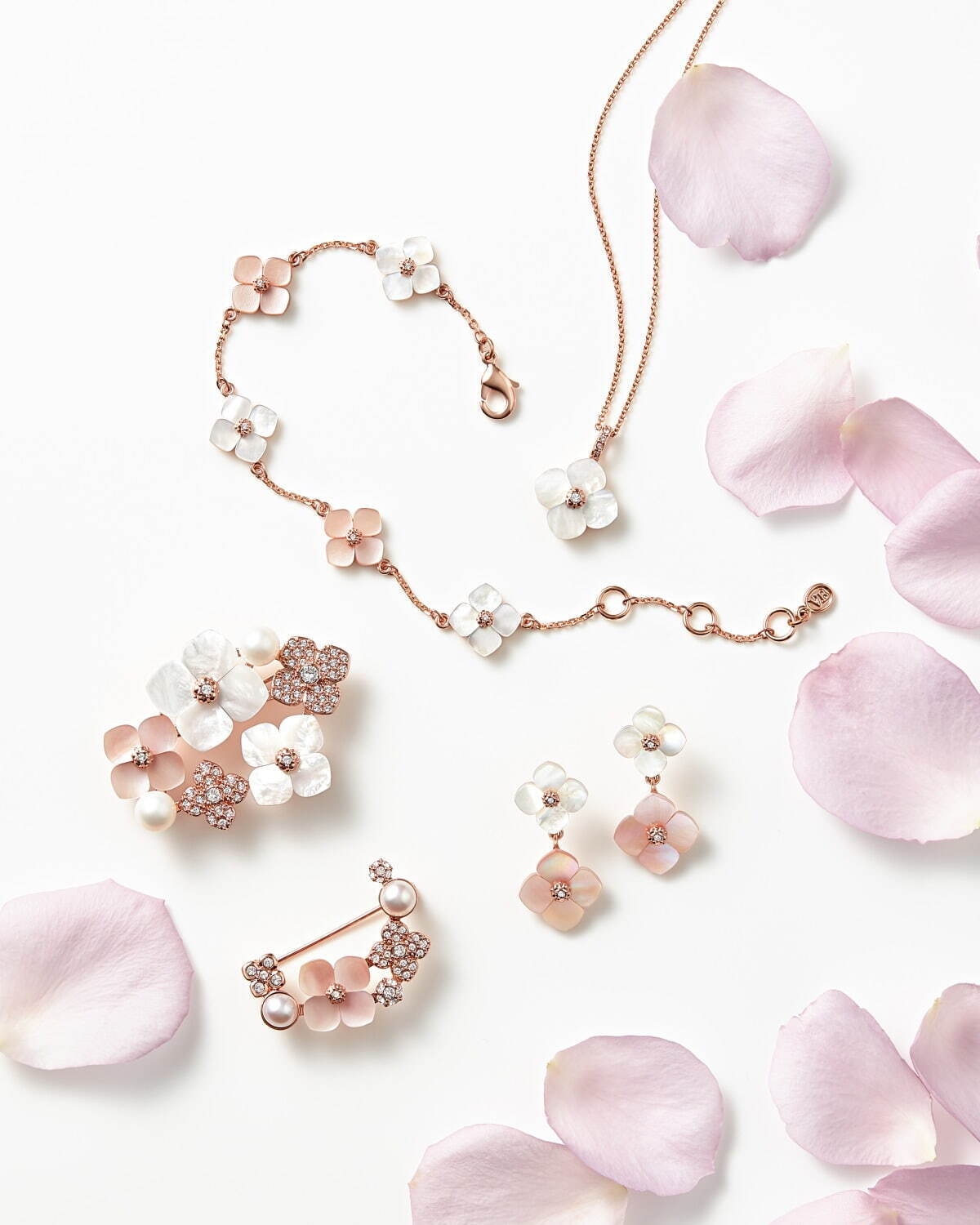 ネックレス 22,000円、ブレスレット 35,200円、ピアス/イヤリング 27,500円、
ブローチ 23,100円、ブローチ 41,800円