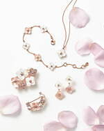 ヴァンドームブティックの25年春アクセサリー、フラワーモチーフのイヤリングなど｜写真2