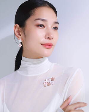 ヴァンドームブティックの25年春アクセサリー、フラワーモチーフのイヤリングなど｜写真1