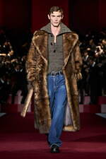 ドルチェ＆ガッバーナ 2025年秋冬メンズコレクション - 目眩くパパラッチの光、色気の多面性｜写真1