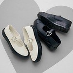 レディース黒スニーカー【2025年春】おしゃれコーデに使えるきれいめスニーカーや厚底ハイカット｜写真16