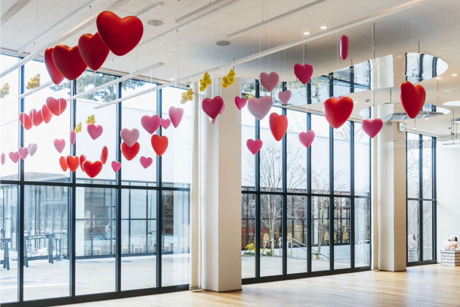 スヌーピーミュージアムの25年バレンタインイベント、自分だけの缶バッジ作りや限定ベリーパフェ｜写真1