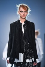 アン ドゥムルメステール 2015年春夏コレクション - 複雑なレイヤードが誘う、モノクロームの世界｜写真5