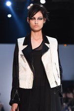 アン ドゥムルメステール 2015年春夏コレクション - 複雑なレイヤードが誘う、モノクロームの世界｜写真20