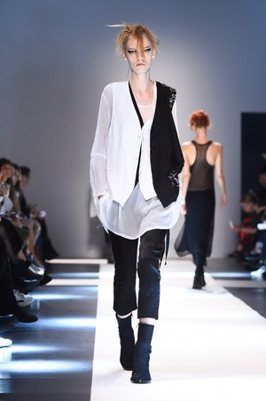 アン ドゥムルメステール 2015年春夏コレクション - 複雑なレイヤードが誘う、モノクロームの世界｜写真7