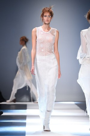 アン ドゥムルメステール 2015年春夏コレクション - 複雑なレイヤードが誘う、モノクロームの世界｜写真27