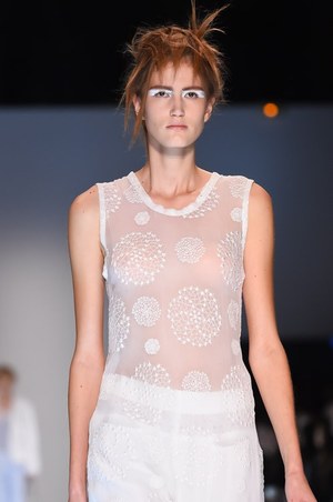 アン ドゥムルメステール 2015年春夏コレクション - 複雑なレイヤードが誘う、モノクロームの世界｜写真28