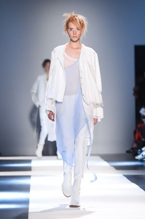 アン ドゥムルメステール 2015年春夏コレクション - 複雑なレイヤードが誘う、モノクロームの世界｜写真29