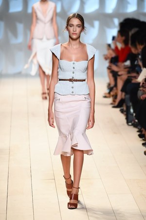 ニナ リッチ 15年春夏コレクション モダニティが香る 彩り豊かなフェミニンスタイル ファッションプレス