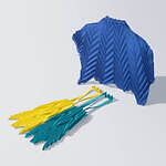 ミー イッセイ ミヤケ“流れ星”グラフィックのストレッチプリーツトップス、ギンガムチェック柄シャツ｜写真3