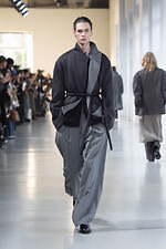 シュタイン 2025年秋冬コレクション - 日常の自然体に見出す優美さ｜写真13