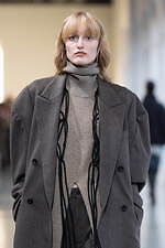 シュタイン 2025年秋冬コレクション - 日常の自然体に見出す優美さ｜写真21