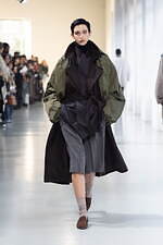 シュタイン 2025年秋冬コレクション - 日常の自然体に見出す優美さ｜写真28