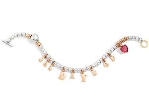 ドド(Dodo)からプレゼントにぴったりなジュエリー - アルファベットチャームで思いを伝えて