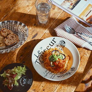アフタヌーンティー・リビング“パリのデリショップ風”食器、シンプルロゴのプレートやマグカップ｜写真2