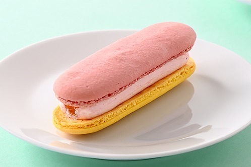 ファミリーマート｜ファミリーマート「ピエール・エルメ」監修スイーツ、苺＆パッションフルーツのマカロン サンド
