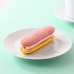 ファミリーマート「ピエール・エルメ」監修スイーツ、苺＆パッションフルーツのマカロン サンド｜写真1